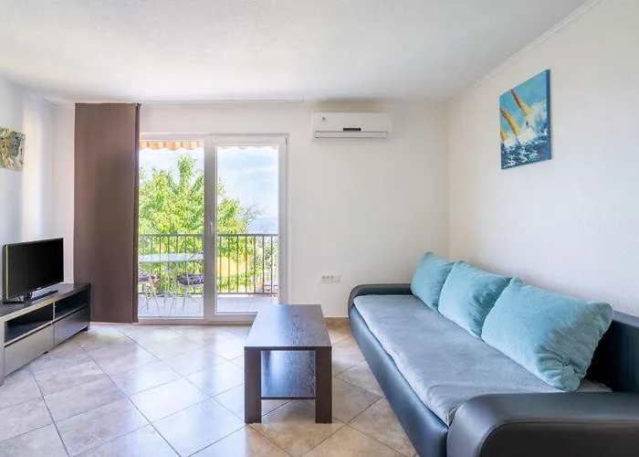 Nika With Swimming Pool And Beautiful Sea View Daire Dobreć